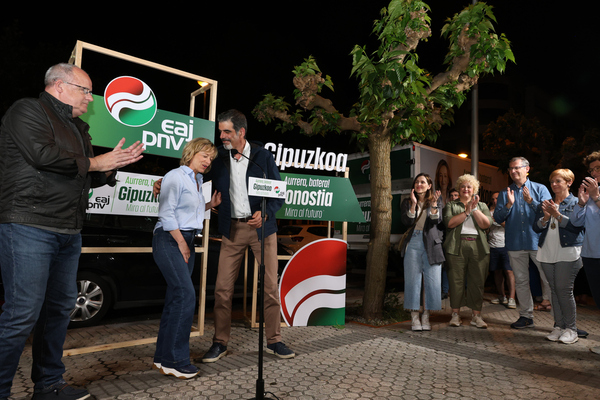 Eneko Goia y Eider Mendoza junto a Joseba Egibar y otros dirigentes del PNV durante la valoración de los resultados electorales. /I. Arizmendi