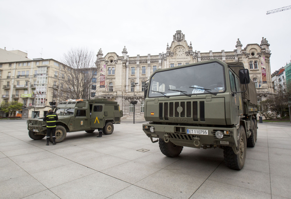 Fotografía de Celedonio. La UME, en la plaza del Ayuntamiento de Santander.