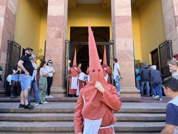 La cruz guía, en la salida hacia el tinglado. C. Pinto