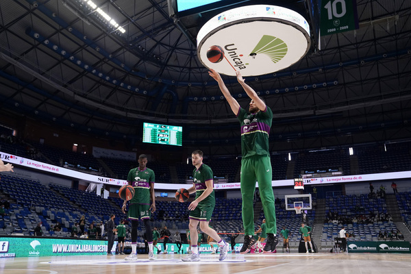 El Unicaja, en la rueda de calentamiento en el Carpena