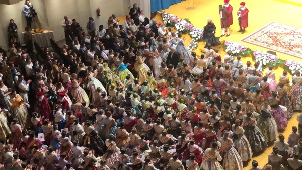 Marina abandona el Palau de la Música. ¿Quién sabe? Se ha podido cruzar durante su salida con la fallera que vivirá el año que viene este acto como protagonista.