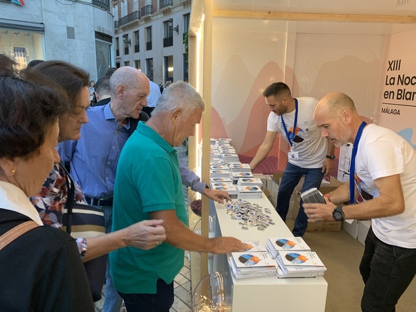 Punto de información, en la entrada de calle Larios. C. PINTO