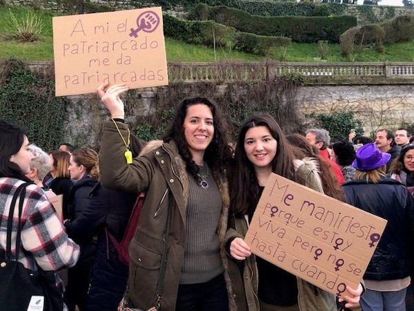 Rebeca y Yara son estudiantes universitarias. “Hemos venido a reivindicarnos porque hay que hacerlo de alguna manera”, cuentan. /Ainhoa Múgica