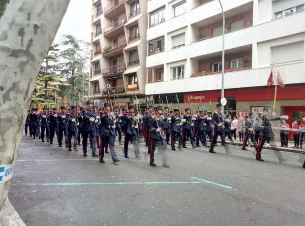 El desfile va pasando ya por los metros finales del recorrido