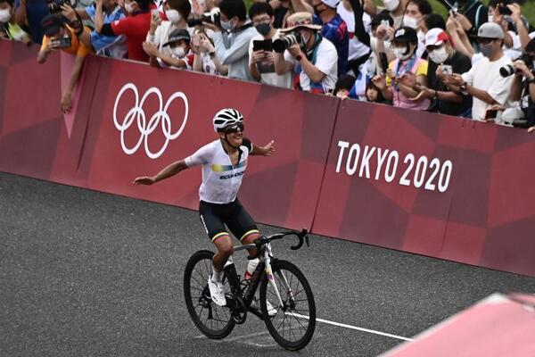 Richard Carapaz celebró así su oro olímpico, en una prueba de ciclismo en ruta en la que el equipo español no pudo pelear por las medallas. Firma: Jeff Pachoud / AFP