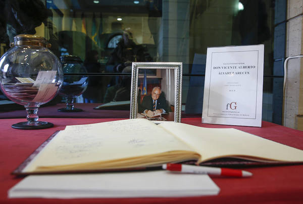 Numerosas personas, muchas de ellas anónimas, han querido dar el último adiós al exalcalde, tanto en la Junta General como en el Ayuntamiento. Tanto en Oviedo como en Gijón se han guardado unos minutos de silencio, rotos solo por los aplausos de los asistentes.