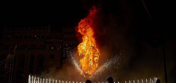 Fallas 2022: Cremà | Directo: Última hora de las Fallas: la mascletà y la Cremà, pendientes del tiempo