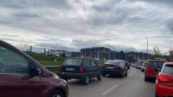 Retenciones en el acceso a la rotonda de El Corte Inglés tras la vuelta de los camiones a Santander Foto: Álvaro Machín