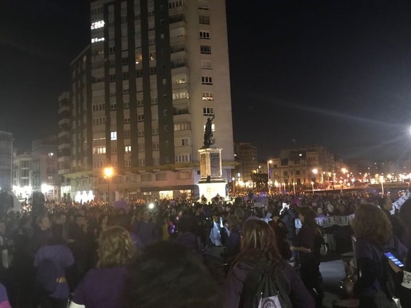 Las imágenes no dejan lugar a dudas. La manifestación de Gijón está siendo un éxito. Así estaba la plaza del Marqués hace unos minutos. 