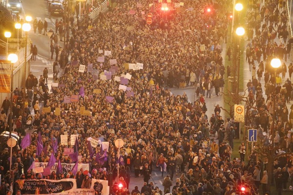 Espectacular imagen de la manifestación que recorre aún Donostia. /L. Michelena