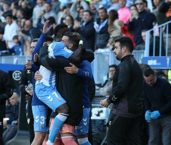Lago Junior y Manolo Reina se abrazan. SALVADOR SALAS