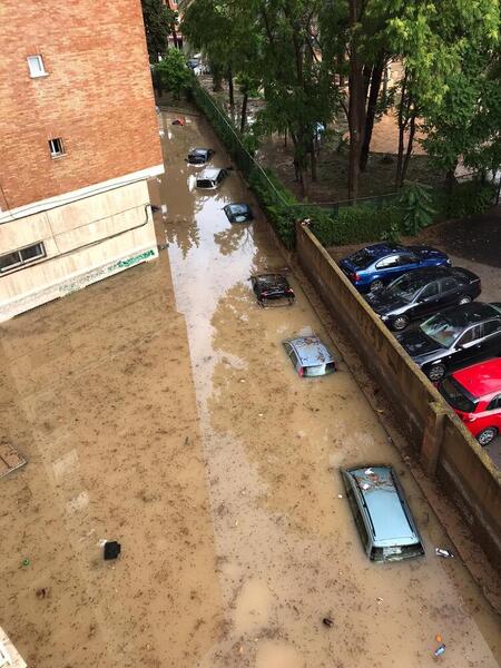 En Cartagena, algunos coches han quedado totalmente anegados. Esta imagen es de la calle Jiménez de la Espada de Cartagena, en la zona del Ensanche. 