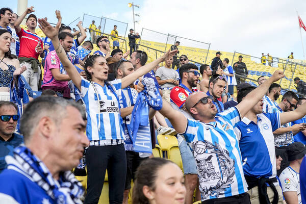 En directo, la afición del Alavés disfruta de la &#039;final&#039; por el ascenso