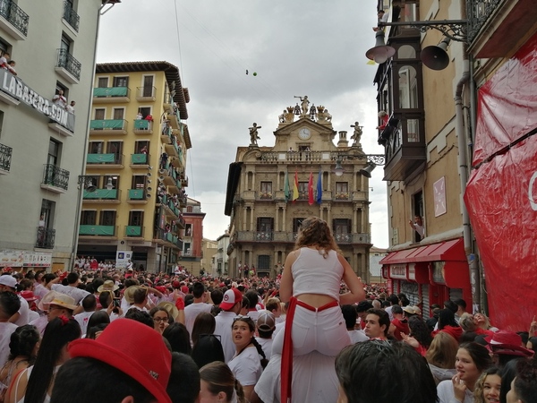 En la plaza del Ayuntamiento en este momento ya no cabe ni un solo alfiler.