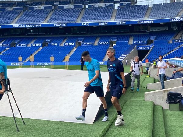 Imanol Alguacil ha recibido el cariño de la afición. Ha saltado al verde del Reale Arena junto a Carlos Fernández