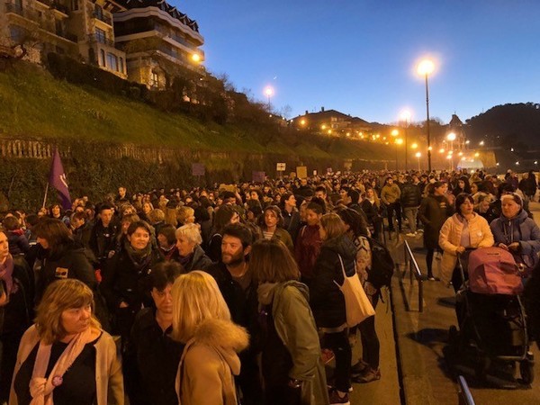 Cuarenta minutos después del inicio de la marcha el Paseo de La Conca continúa repleto de gente manifestándose. / Ainhoa Múgica