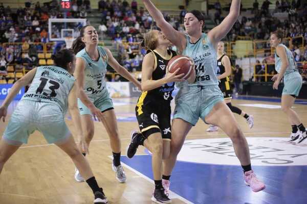 las jugadoras de Avenida frenan un avance de una jugadora rival. ÁLEX LÓPEZ