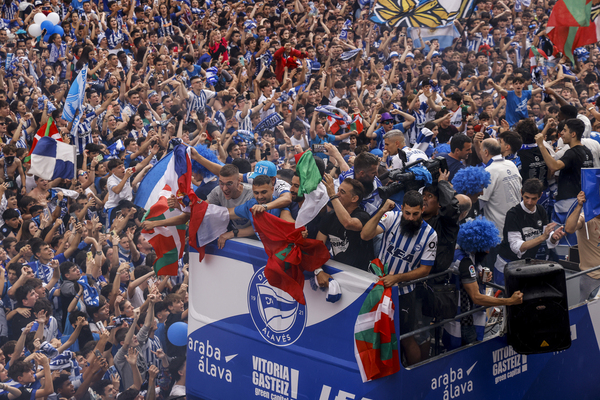Directo | El Alavés celebra el ascenso a Primera en la Virgen Blanca