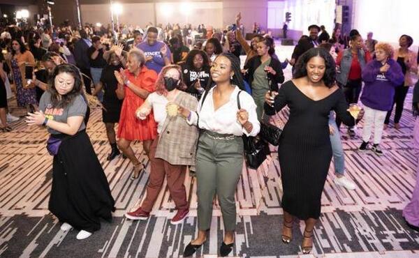 Un grupo de simpatizantes demócratas celebra el avance de su partido en las urnas / AFP