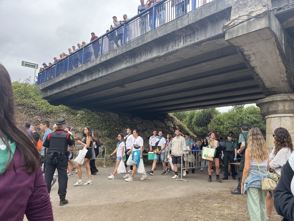 Se cuentan por miles los que sigue entrando a la fiesta.