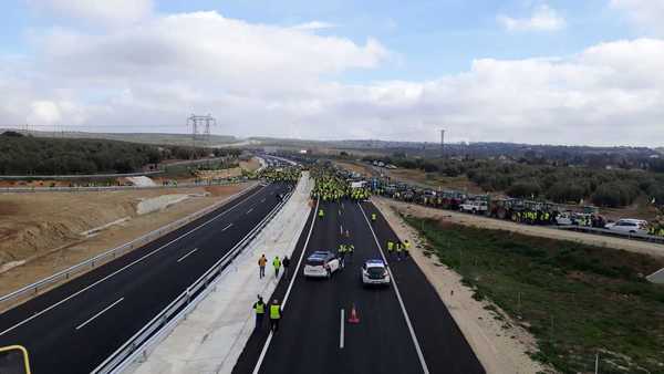 En directo | Las protestas olivareras en la provincia de Jaén y los cortes de tráfico