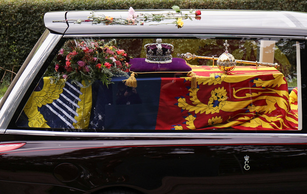 El féretro de Isabel II, en el interior del coche que lo lleva hasta Windsor. Reuters