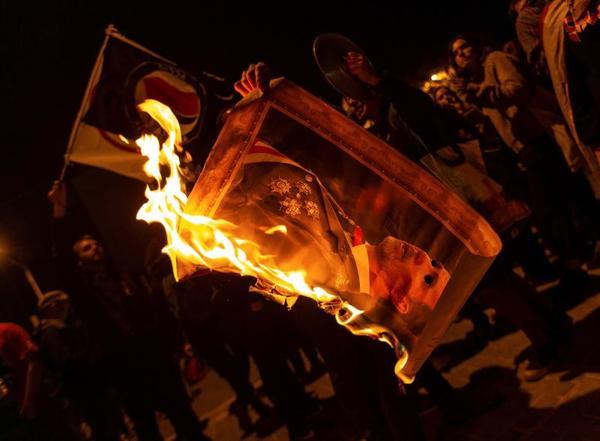 La &amp;quot;calurosa bienvenida&amp;quot; al Rey preparada por Pícnic per la República era la quema masiva de fotos de Felipe VI./ EFE