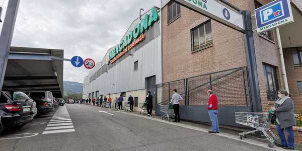 Fila de clientes en el hipermercado Mercadona de El Astillero, guardando la distancia social