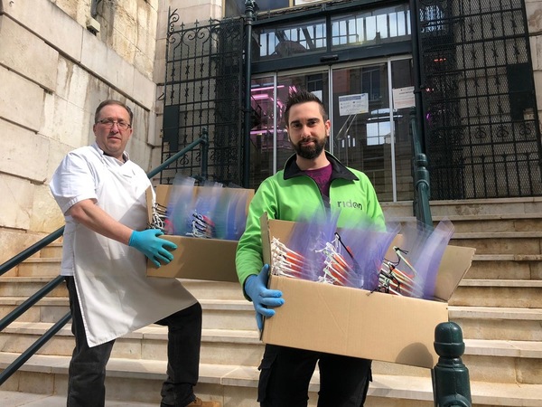 Los comerciantes de los mercados municipales de Santander ya tienen sus máscaras para atender al público con más seguridad