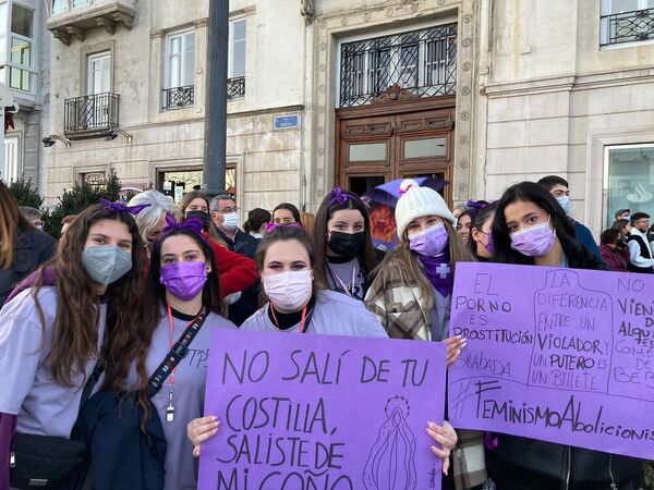 La manifestación del 8M recupera su fuerza y abarrota las calles de Santander