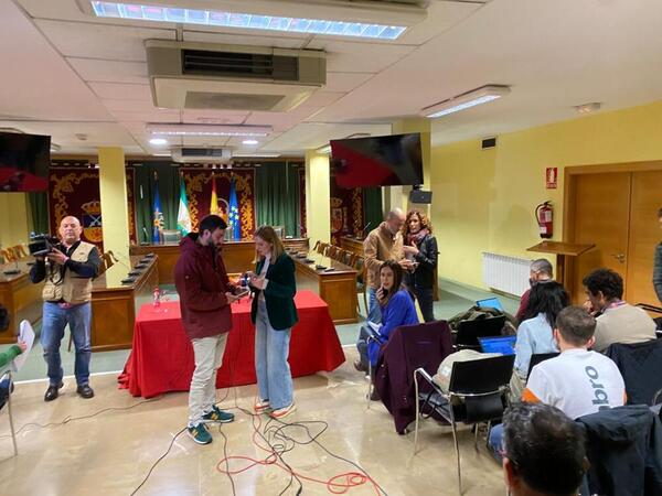 Ambiente en el Ayuntamiento de Maracena antes de la comparecencia de su alcaldesa. FOTO: Javier Martín