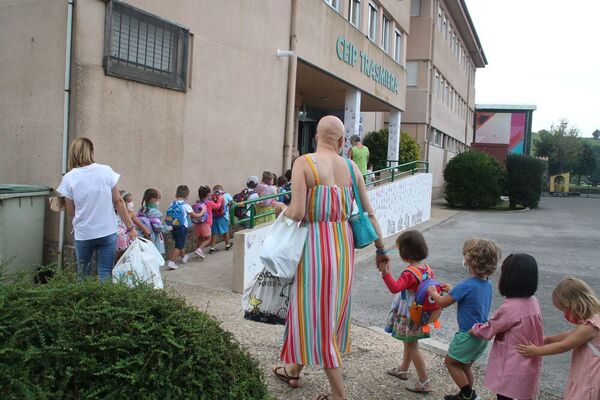 Entrada del colegio Trasmiera de Ribamontán al Monte. Han colocado en el aparcamiento cada clase por filas separadas y han entrado de manera escalonada.