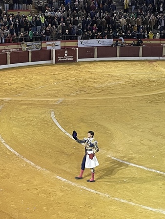 Oreja para Roca Rey en el sexto, al que mató de estocada y cuatro descabellos