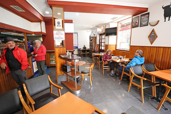 Imagen de clientes sin mascarilla en el interior de un bar de Cabezón de la Sal durante la primera jornada en la que ya no es obligatoria. Foto: Javier Rosendo
