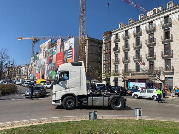 Camiones dando la vuelta en la rotonda del Centro Botín. Foto: Sane