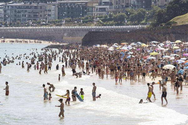 Imagen de la playa de Ondarreta, repleta de gente a mediodía. / Sara Santos