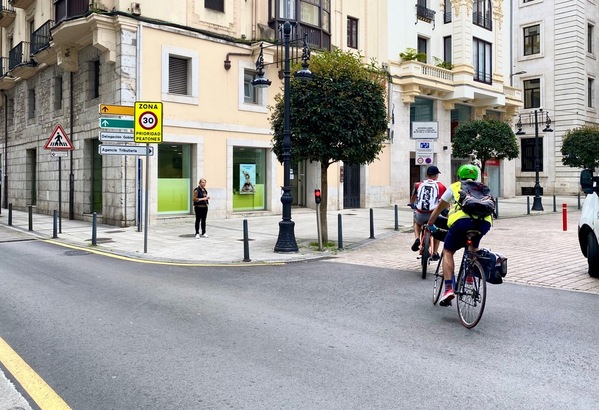 Santander será Ciudad 30, según ha anunciado el concejal de Movilidad Sostenible, César Díaz, quien ha avanzado el compromiso del Ayuntamiento de reducir a 30 kilómetros por hora la velocidad permitida en los viales de un solo carril o de un carril para cada sentido. El Consistorio estudiará además la posibilidad de extender esta medida a otro tipo de vías.