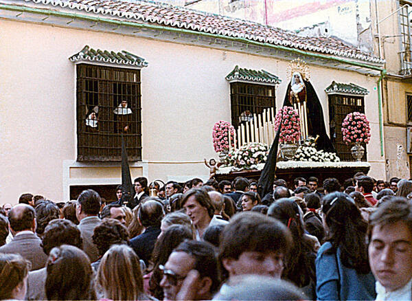 Antigua fotografía de la Virgen de los Dolores ante las Hermanas de la Cruz. Foto: Archivo de la cofradía