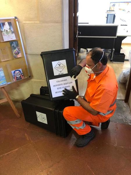El Ayuntamiento de Camargo está procediendo a la instalación de contenedores en varios centros de trabajo para que los empleados puedan depositar en ellos específicamente los equipos de protección individual (EPI) que hayan utilizado. Estos dispositivos se están colocando en un total de diez dependencias municipales no abiertas al público que mantienen su actividad con servicios mínimos durante el estado de alarma decretado por el coronavirus. Se trata de contenedores que han sido cedidos por el Grupo AMICA, quien también se encargará de la recogida y del correcto tratamiento de estos residuos, aplicando medidas específicas destinadas a la eliminación de riesgos de contaminación biológica.