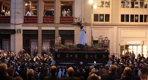 El Señor de la Humillación ante la tribuna oficial.