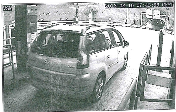 Coche de los supuestos sicarios cuando se supone vuelven de cometer el crimen.