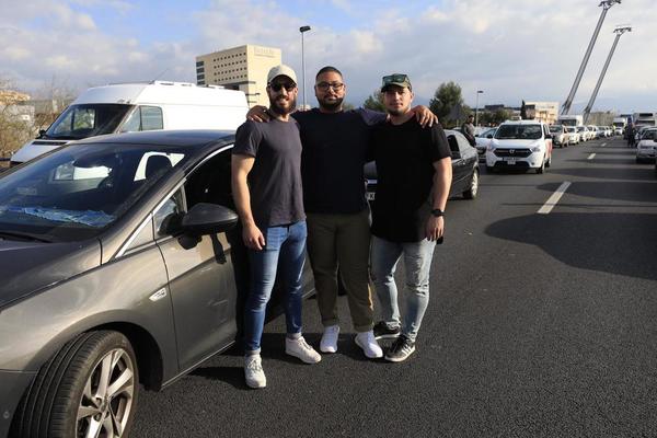 Así te hemos contado la protesta desde el amanecer hasta la apertura de la autovía