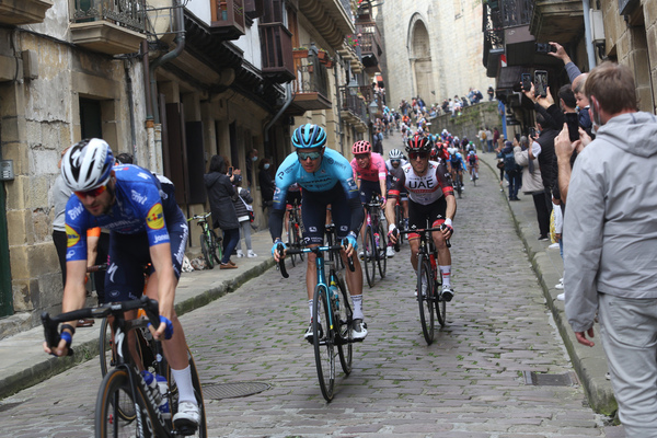 El pelotón ha pasado por la calle Mayor de Hondarribia. Foto: Fernando De la Hera