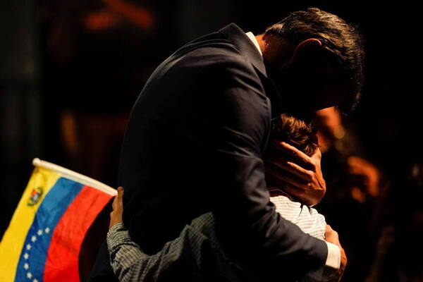 Leopoldo López abraza a uno de sus hijos antes de comparecer ante la prensa. Foto Reuters