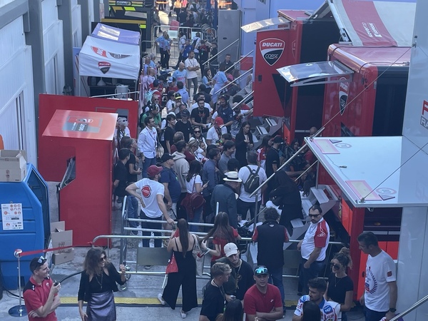 DIRECTO | La afición valenciana invade la pista para aclamar a Bagnaia