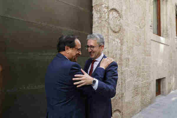 Empieza el traspaso de carteras. Vicent Soler cede Hacienda a Arcadi España