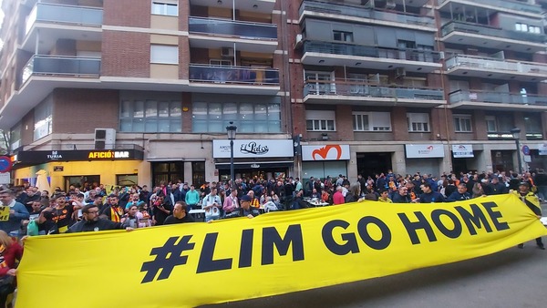 Así ha sido la protesta del valencianismo en las puertas de Mestalla antes del partido contra el Rayo Vallecano