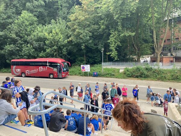 Los aficionados txuri-urdin comienzan ya a llegar a los aledaños del Reale Arena