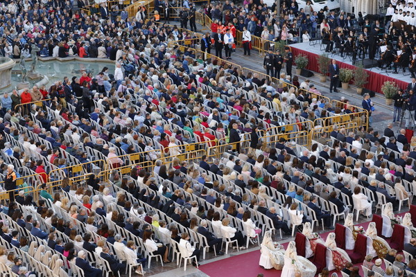 En la plaza de la Virgen no cabe un alfiler