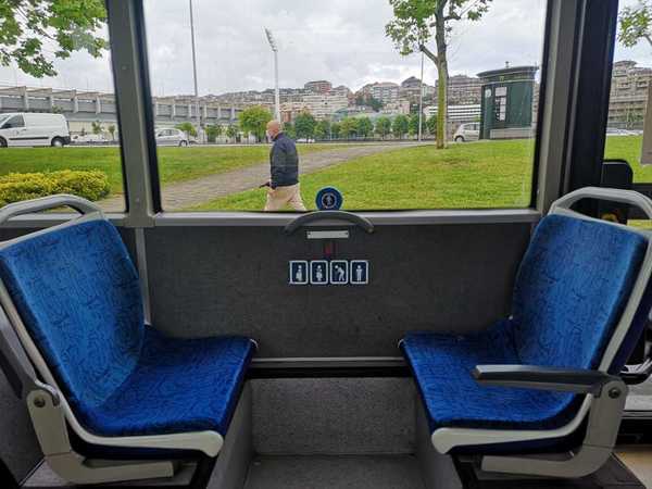 Poca gente en el autobús. "La semana pasada había más chavalería que iba a la playa", cuenta el conductor a la periodista María de las Cuevas. Foto: María Gil Lastra.